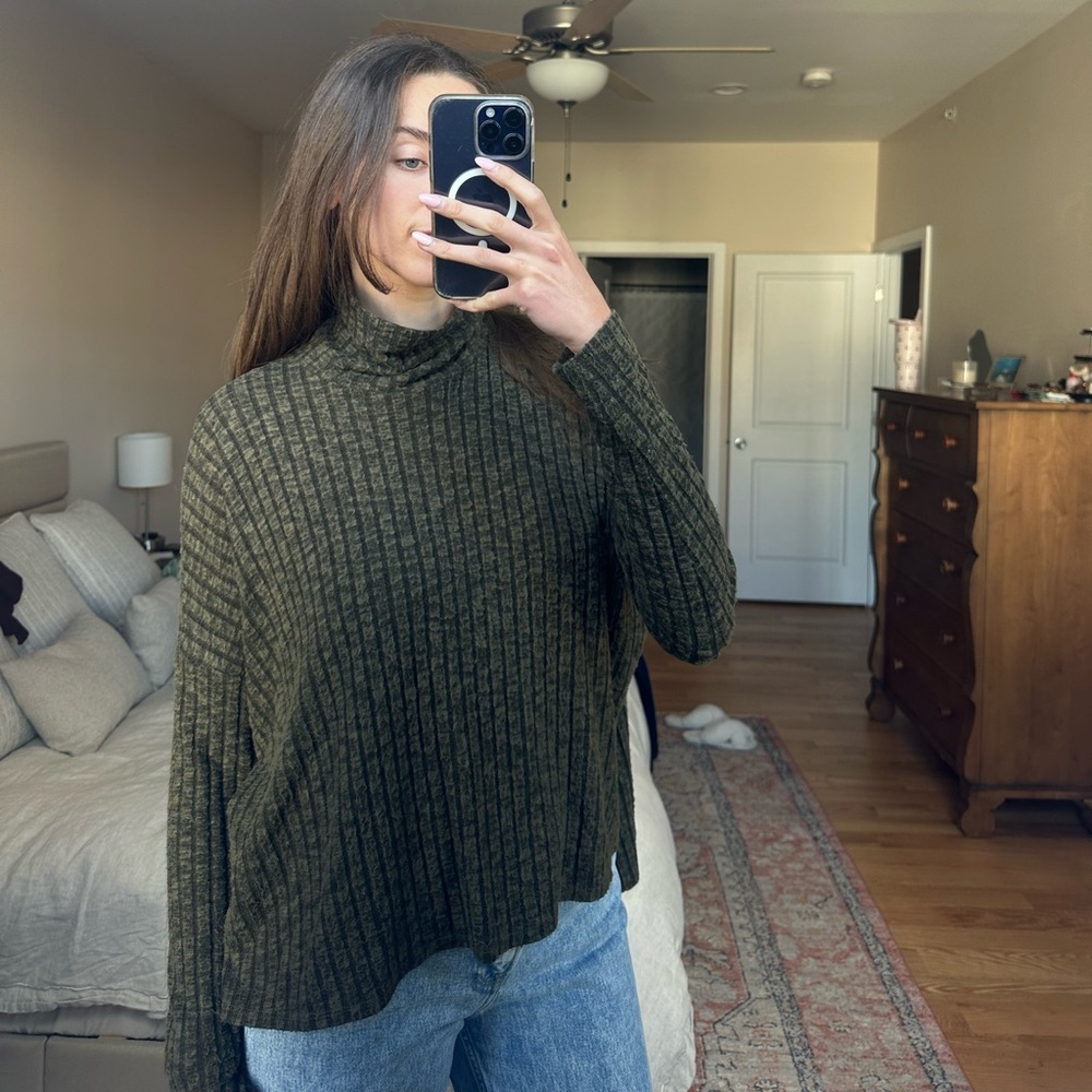 AE Green Ribbed Sweater - Picture 2 of 3